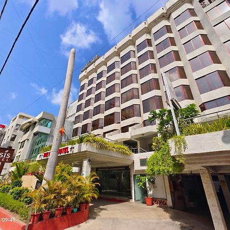 The Oasis Hotel Vadodara Exterior photo