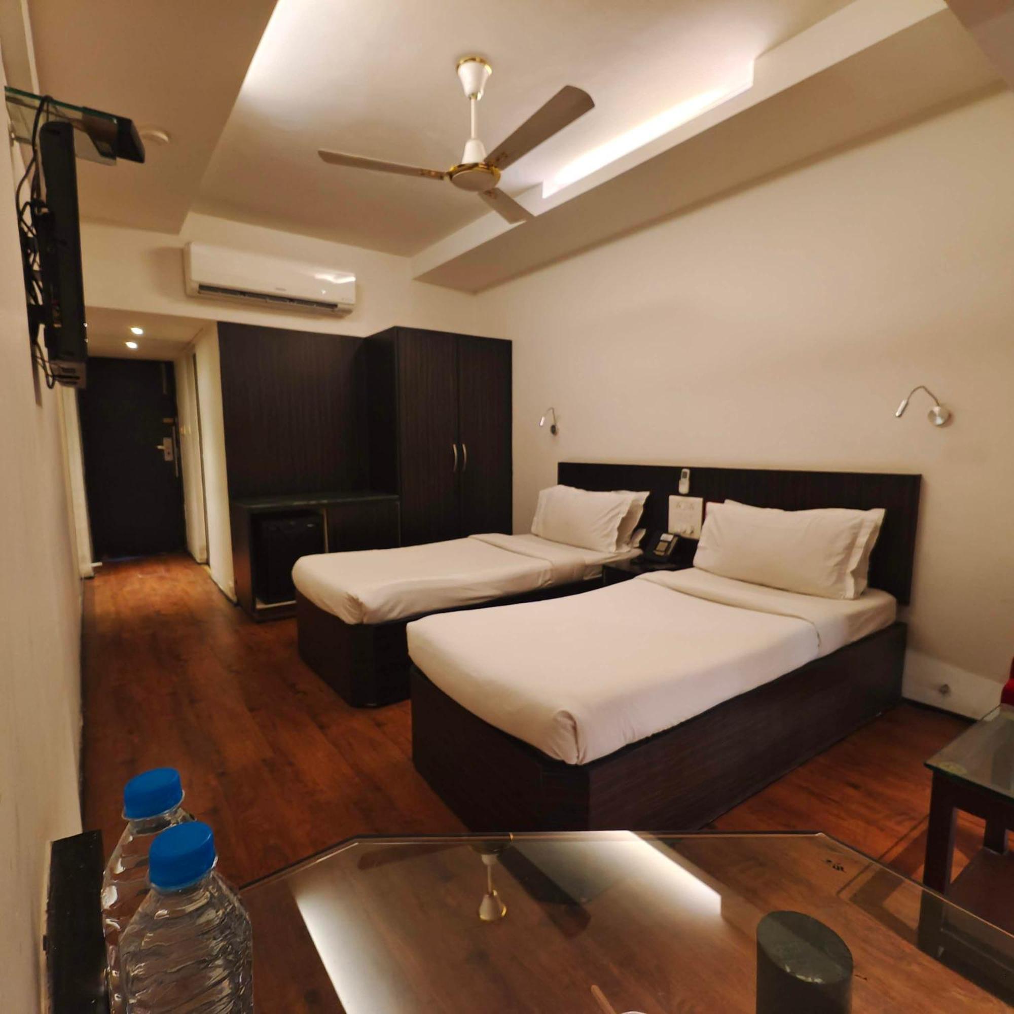 The Oasis Hotel Vadodara Exterior photo