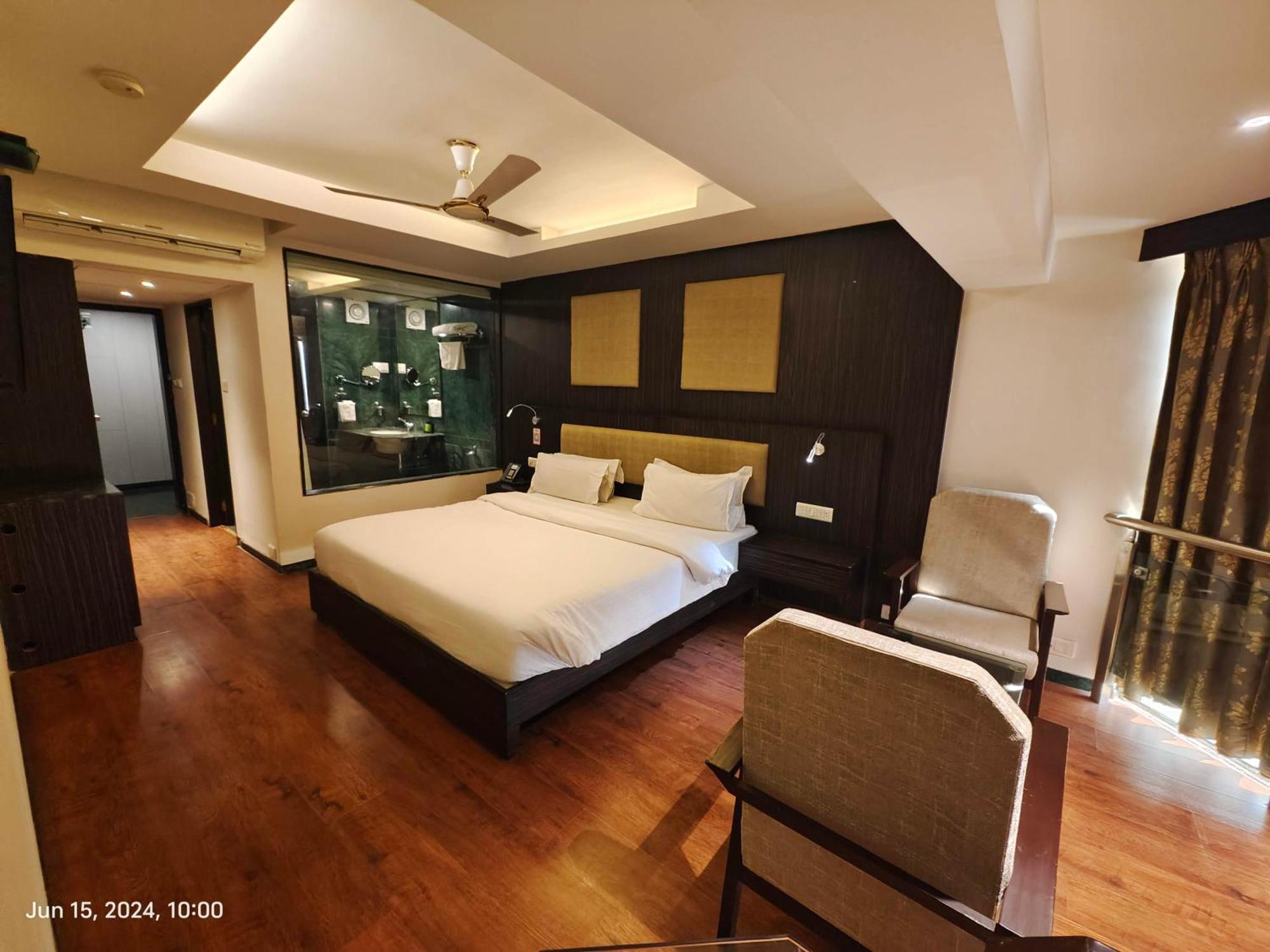 The Oasis Hotel Vadodara Exterior photo