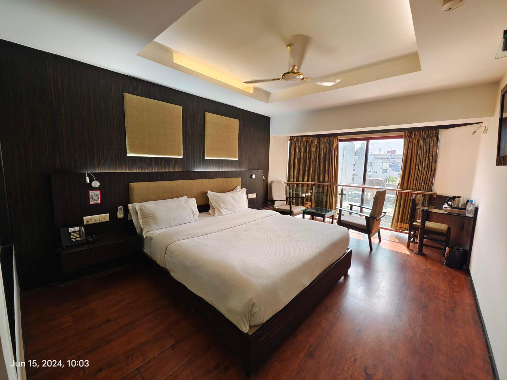 The Oasis Hotel Vadodara Exterior photo