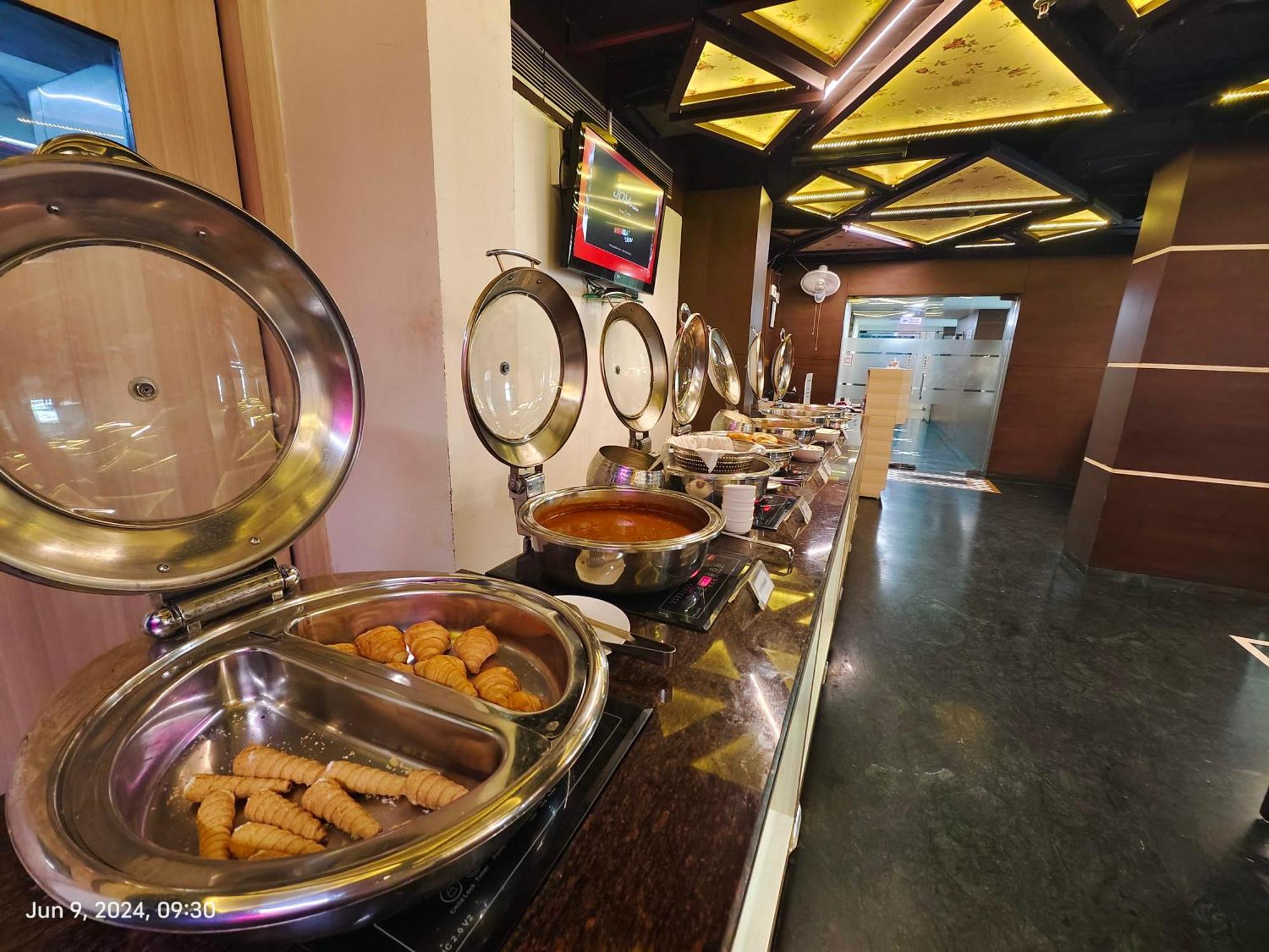 The Oasis Hotel Vadodara Exterior photo