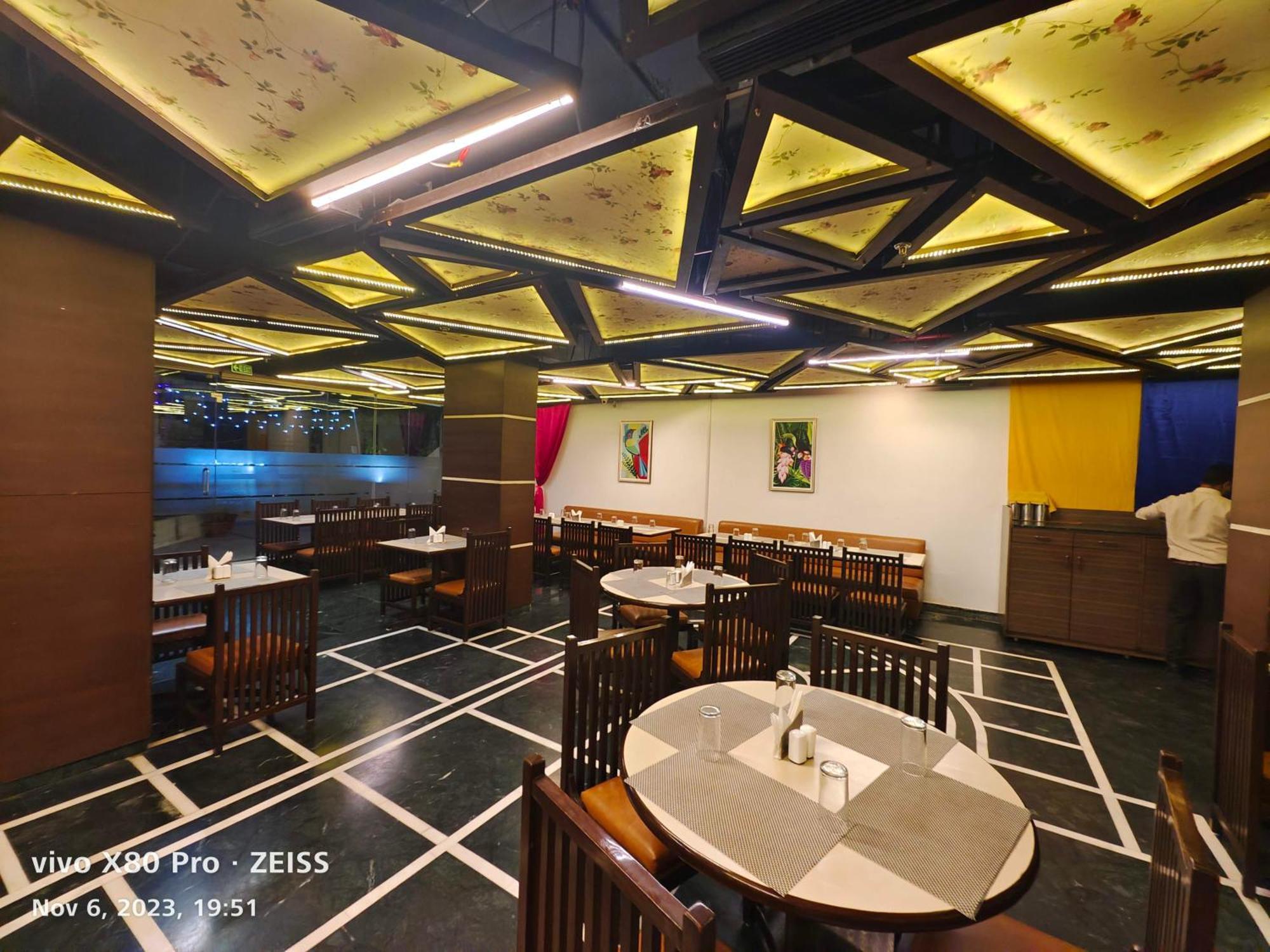 The Oasis Hotel Vadodara Exterior photo