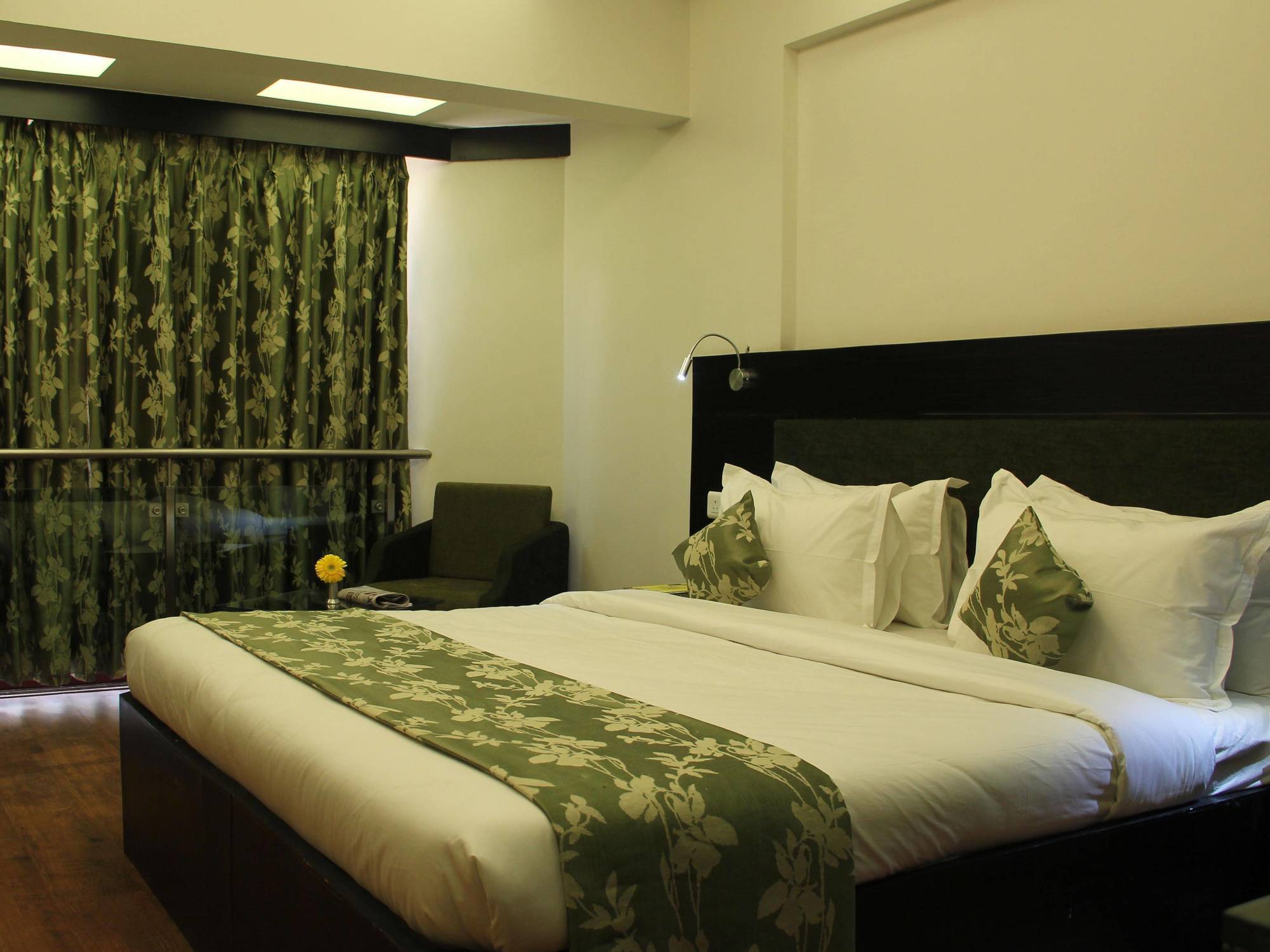 The Oasis Hotel Vadodara Exterior photo