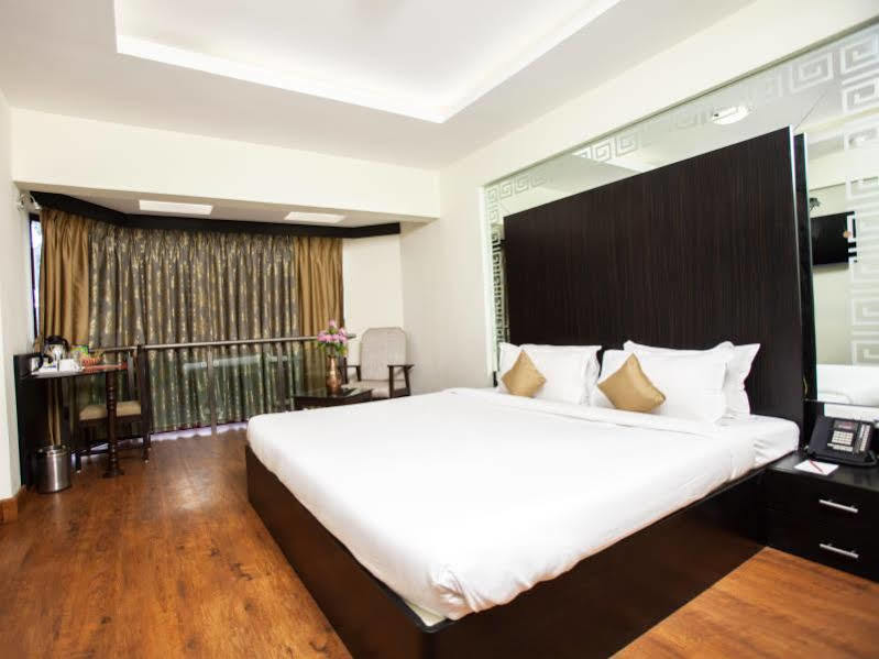 The Oasis Hotel Vadodara Exterior photo
