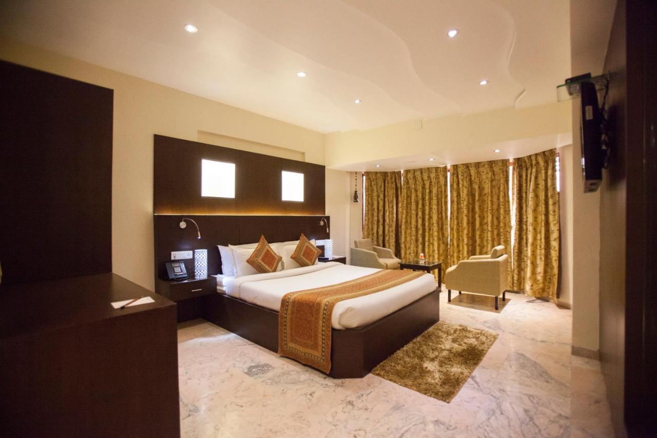 The Oasis Hotel Vadodara Exterior photo