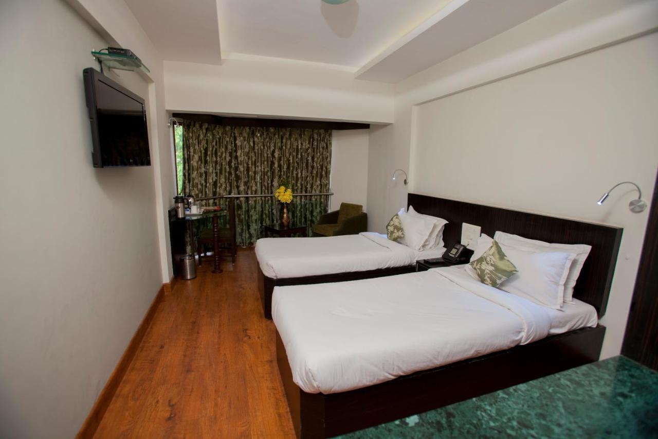 The Oasis Hotel Vadodara Exterior photo