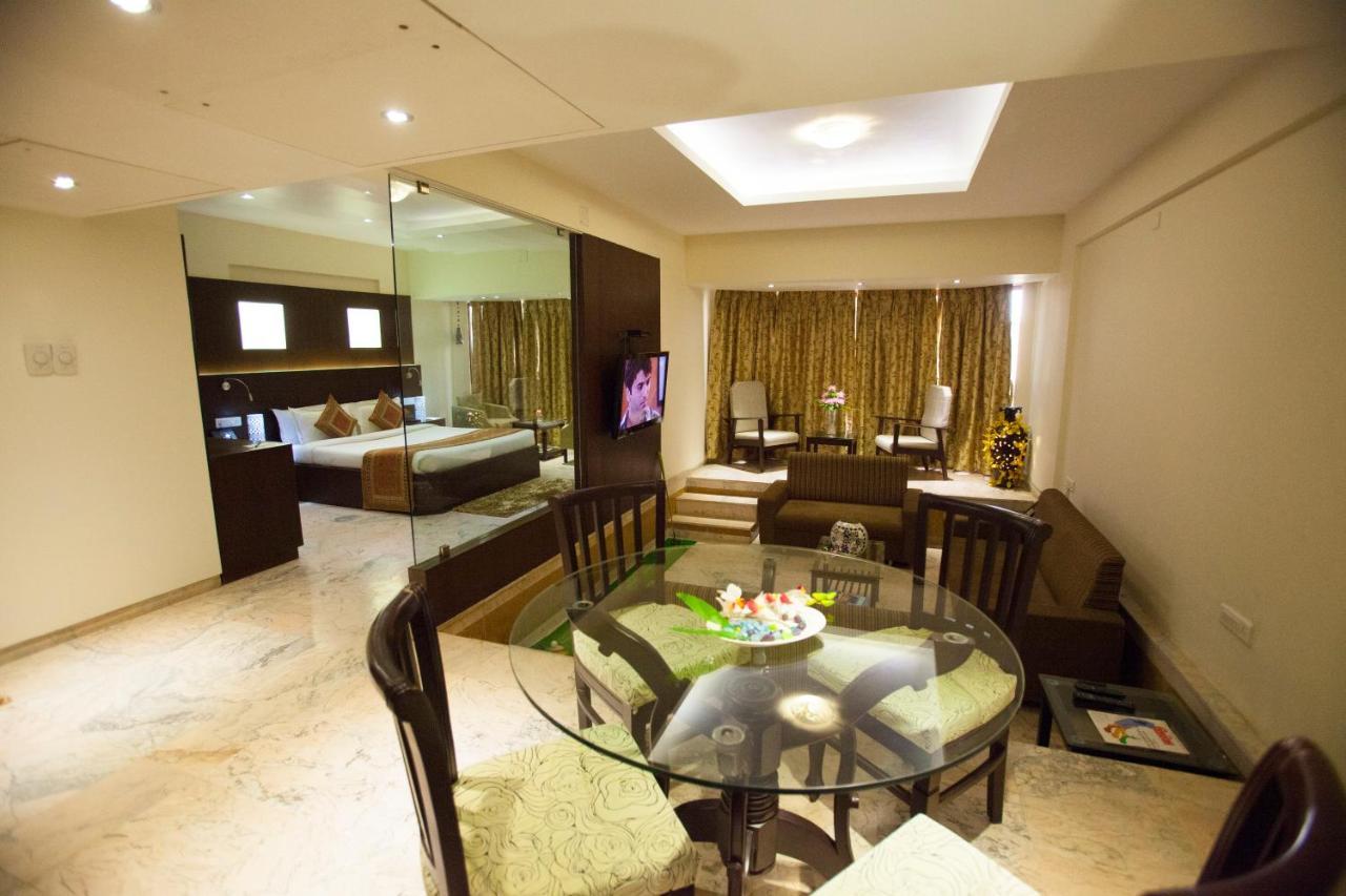 The Oasis Hotel Vadodara Exterior photo